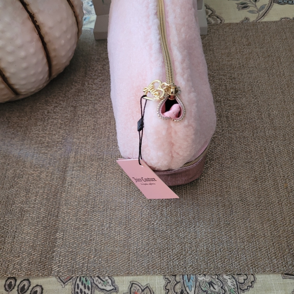 Juicy Couture sherpa top zip cosmetic case, new - Picture 3 of 5
